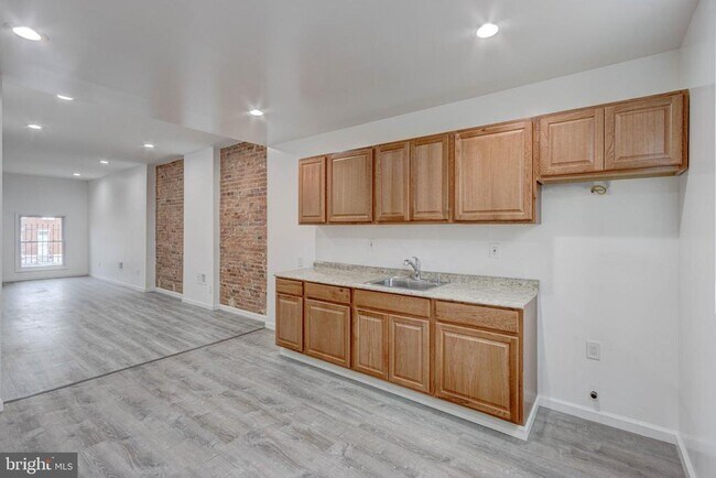 Building Photo - 2654 Wilkens Ave