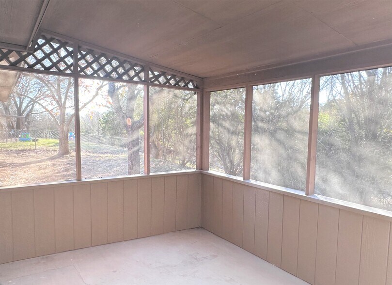 Building Photo - 2204 Phyllis Dr