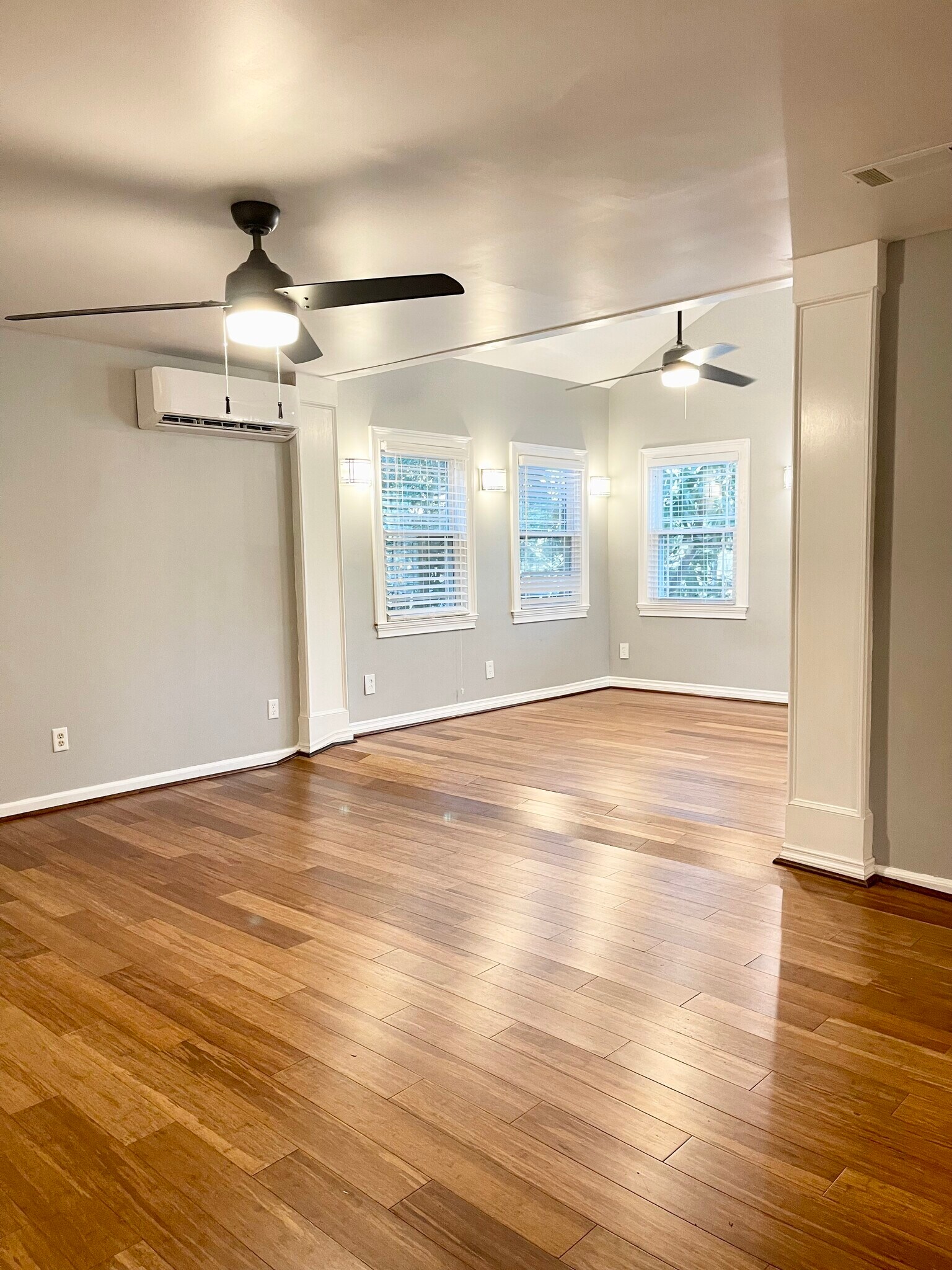 Building Photo - 915 Woodlawn Dr NE