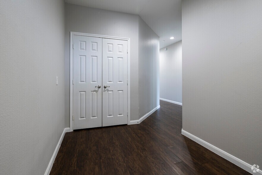 2BR, 2BA - 1159SF - Entryway - The Lofts of Conroe