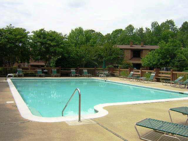 Building Photo - West End Condo--Great Location!