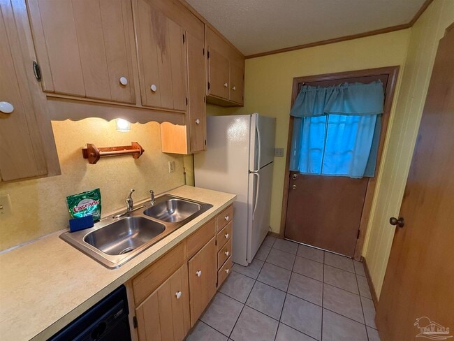 Building Photo - 1469 E Johnson Ave