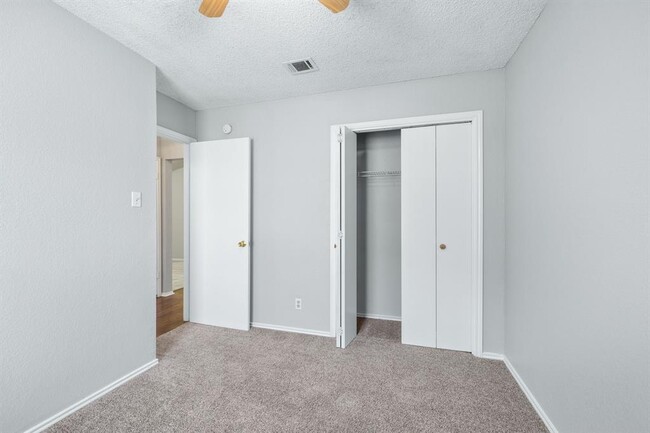 Building Photo - 6002 Parkwood Dr