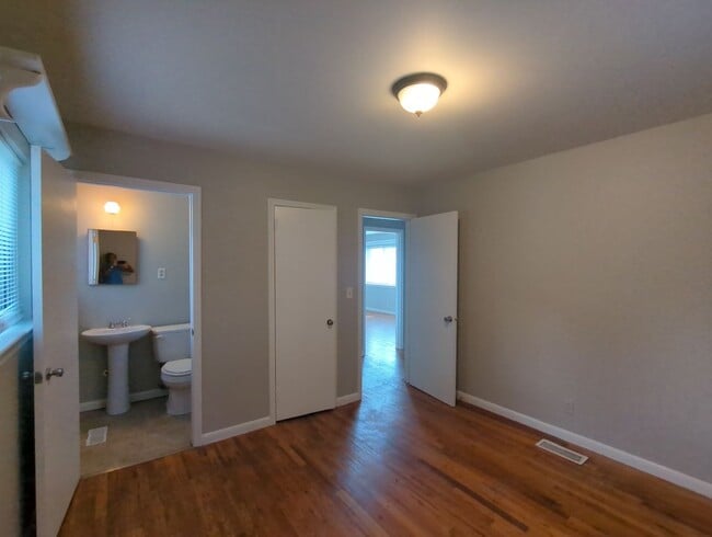 Building Photo - Spacious Rossville House