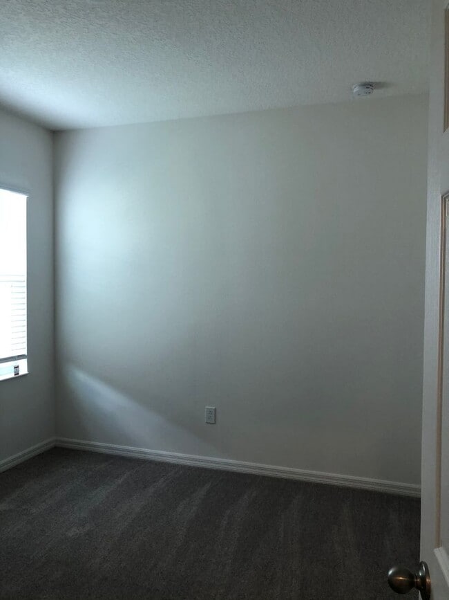 Building Photo - 4BD/3.5BA Townhome in Ravenna Winter Garden!