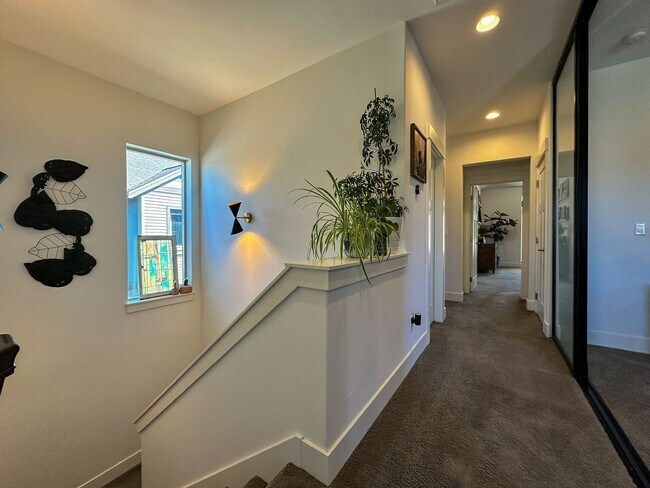 Building Photo - Stunning home available in Stone Creek!  Must see the interior!