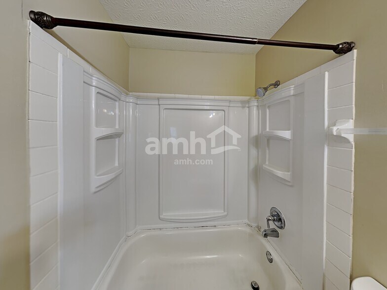 Building Photo - 3047 Hollybank Rd