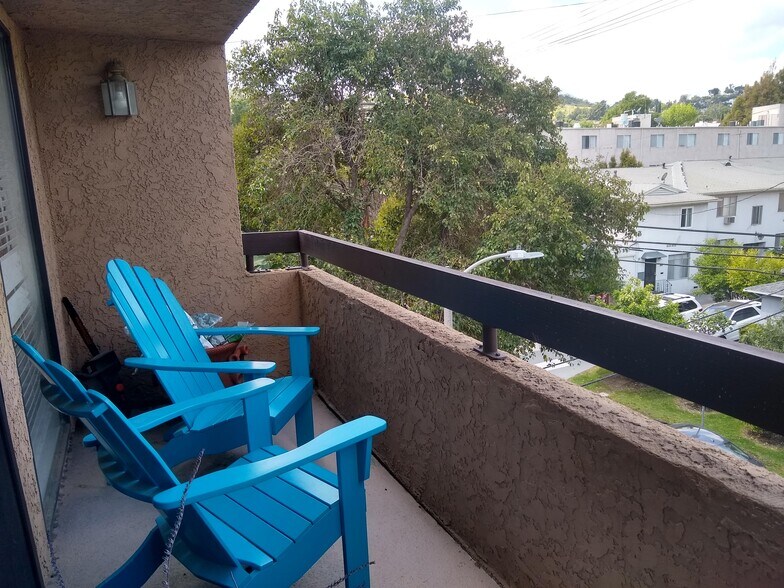living room balcony with view - 14572 Dickens St