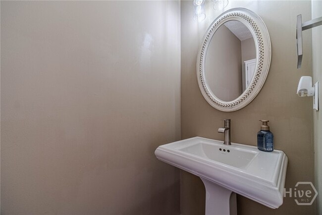 Building Photo - 670 Woodland Ridge Dr