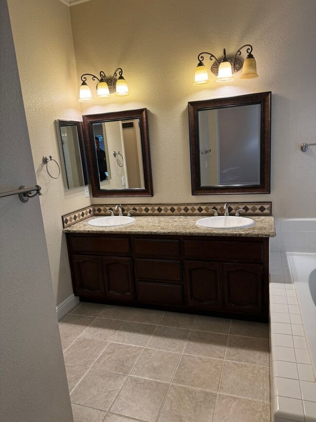 Building Photo - Immaculate home with pool & hardwood floors!