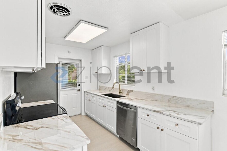 Building Photo - Unit