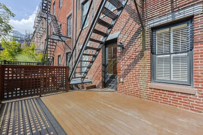 Building Photo - Rare Duplex with Tasteful Finishes, Privat...