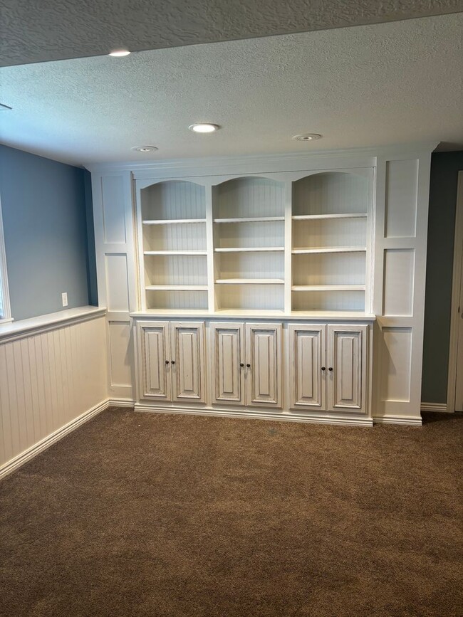 Building Photo - Spacious 5-Bedroom Haven with 3 Full Baths...