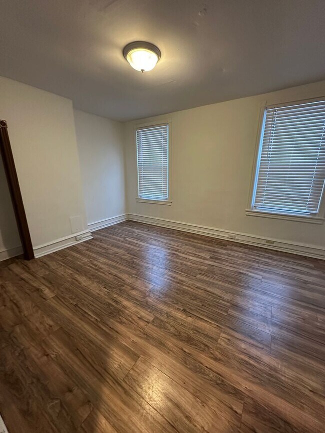 Building Photo - Newly renovated 1 bedroom apartment on 2nd floor