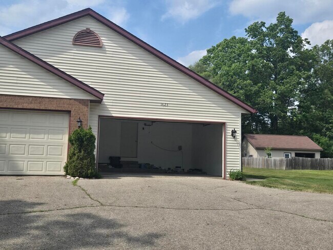 Building Photo - 1623 Lamberton Lake Dr NE