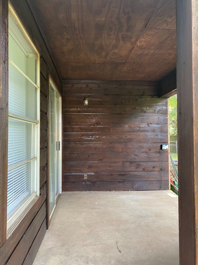 Building Photo - CUTE TWO BEDROOM ONE BATH DUPLEX ON SHUTTLE ROUTE