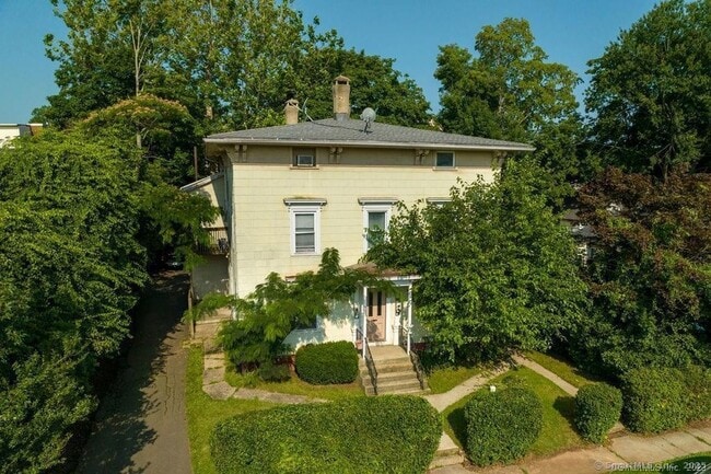 Building Photo - 323 Maple St