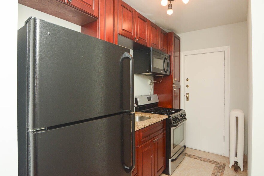 Building Photo - 545 W Surf St