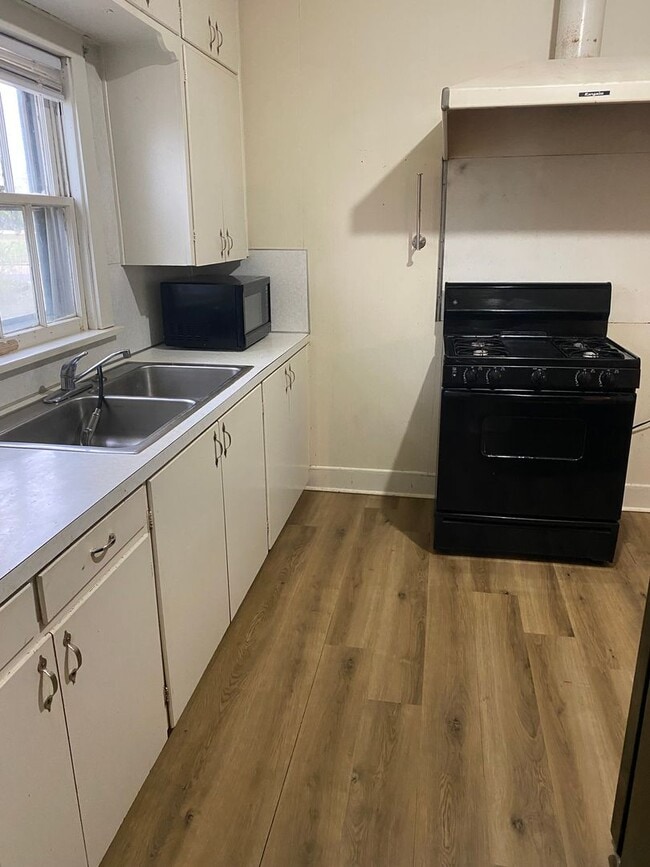 Building Photo - 600 Minden St