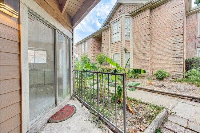 Building Photo - 12200 Overbrook Ln