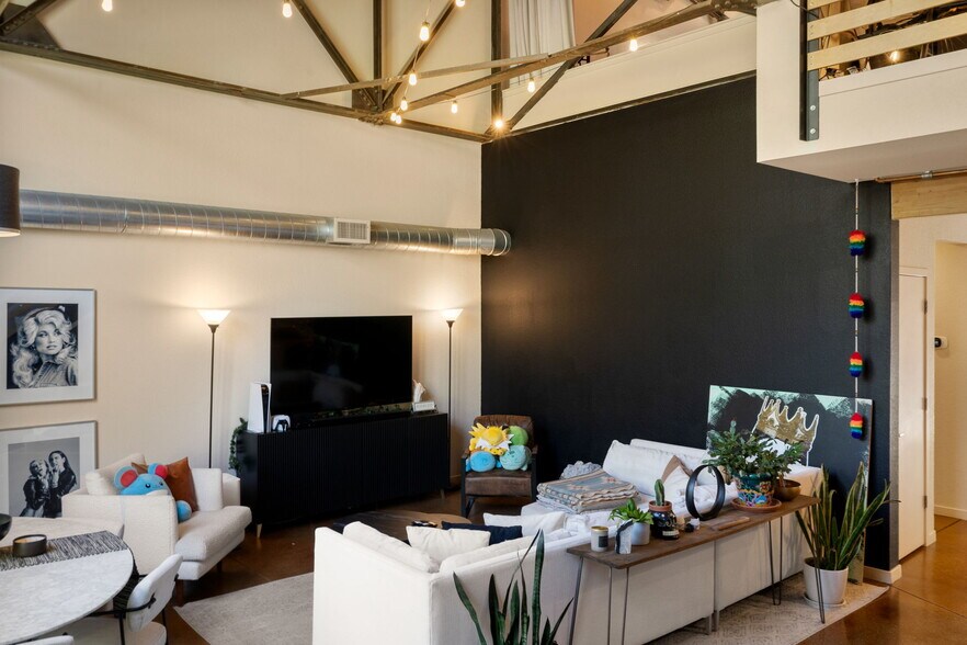 Building Photo - 3033 Blake St