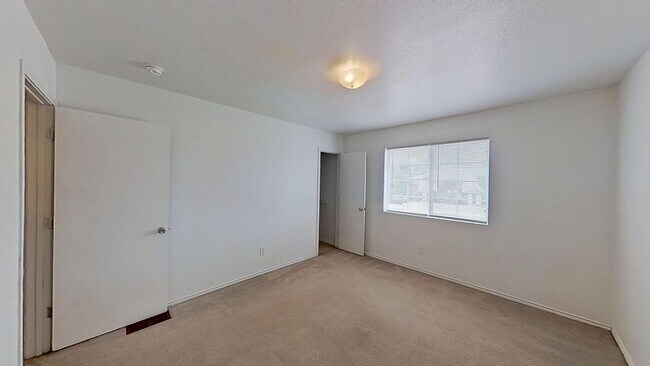 Building Photo - 2 WEEKS FREE RENT IN A 3 BEDROOM TOWNHOUSE AT $950!