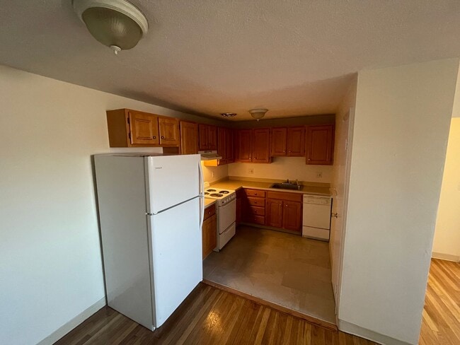 Building Photo - Cheap Watertown Square 1-bed