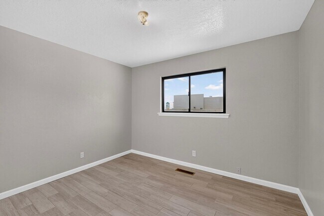 Building Photo - 7101 Cindy Dr NE