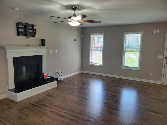 Building Photo - 4 bedroom available for move in August 1st...