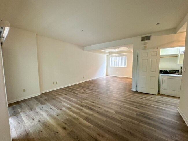 Building Photo - 2 Bedroom Townhome for Rent in Glendale.