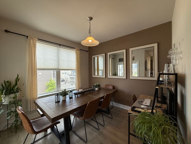 Building Photo - Gorgeous Potomac Shores End Unit Townhome
