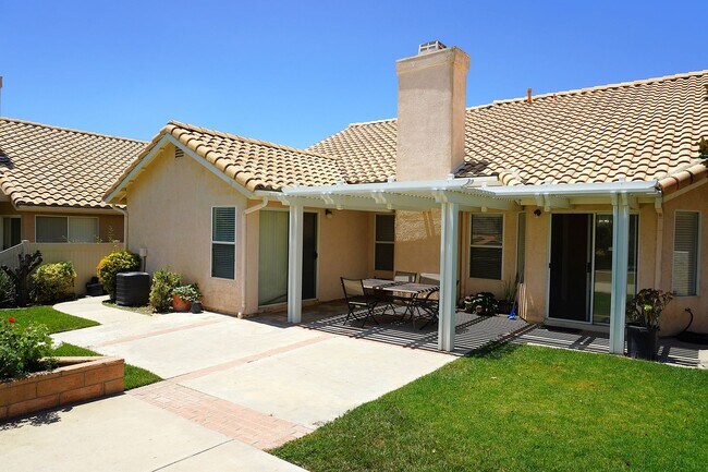 Building Photo - 1366 Fairway Oaks Ave