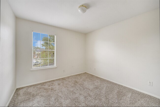 Building Photo - 10007 Emerald Creek Dr