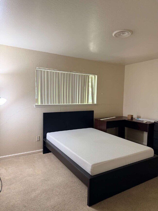 Building Photo - Private bedroom within a 4 Bed / 3 Bath Duplex in Central Davis — Available now.