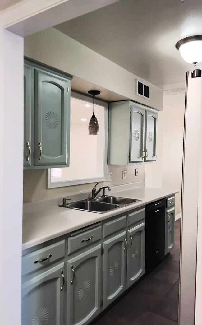 Building Photo - Heritage Hills Four Bedroom