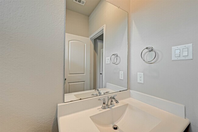 Building Photo - 14111 Lake Lodge Dr