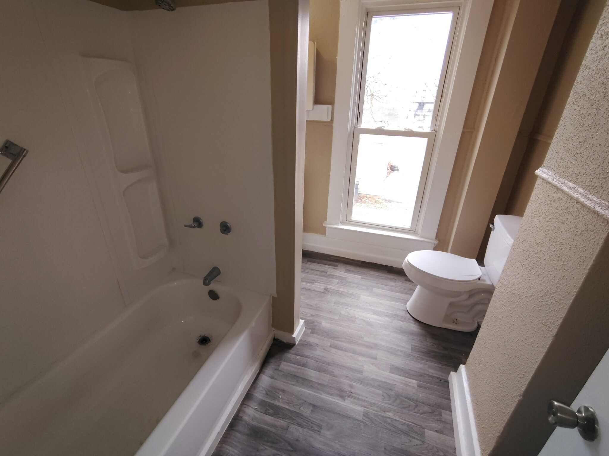 Building Photo - 925 W 5th St