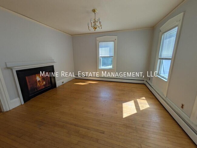 Building Photo - 15 Elm St