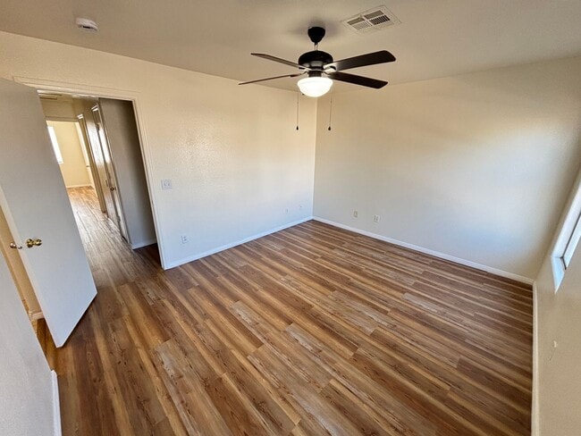 Building Photo - Beautiful 3Bed/3Bath Townhome w/ Garage lo...
