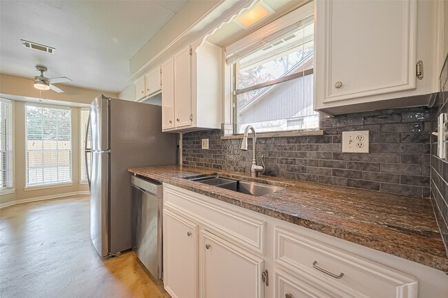 Building Photo - 4031 Sherwood W