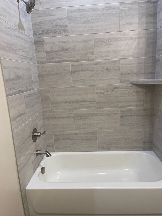 Building Photo - Spacious 4 bed 3 bath home