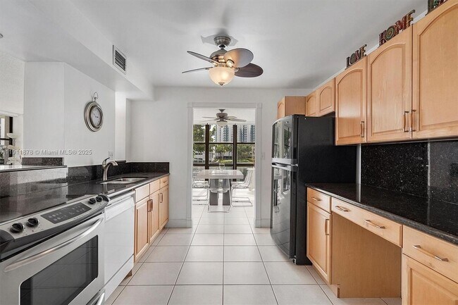 Building Photo - 1000 Parkview Dr