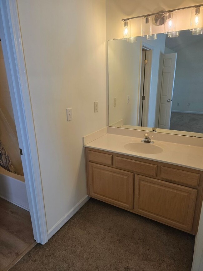 Building Photo - Townhome 2BR/2.5BA Located minutes from UNCC Campus!