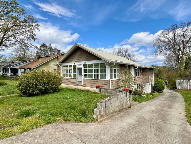 Primary Photo - Charming 2 Bedroom Home - All utilities in...