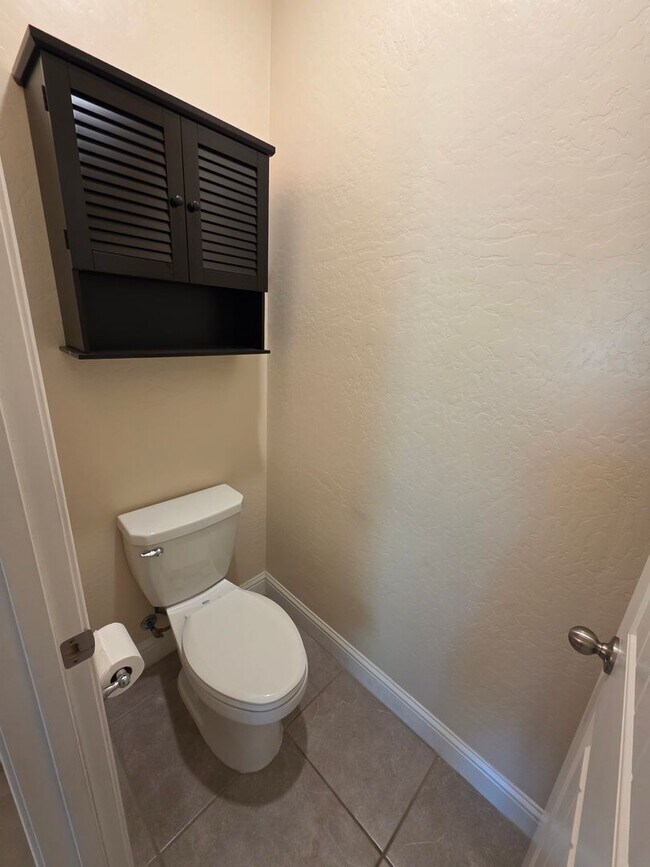Building Photo - 3 bedroom 2 Bathroom available in desirabl...