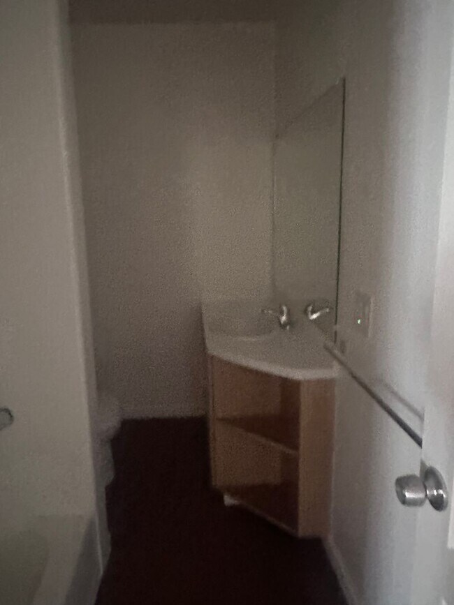 Building Photo - Charming Two Bedroom / One Bath Home! Very...