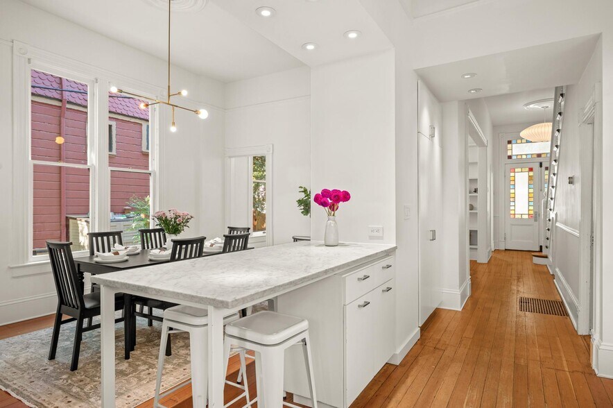 Building Photo - 1720 NW Hoyt St