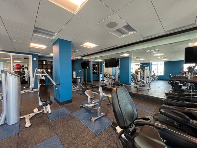 Building Photo - Spacious 2 bedroom 3 bath condo with office in City Lights!