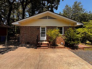 Building Photo - Spacious 4 Bed 2.5 bath Home Close to Fort Bragg