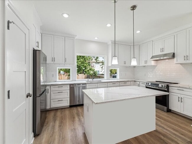 Building Photo - 915 E 37th St